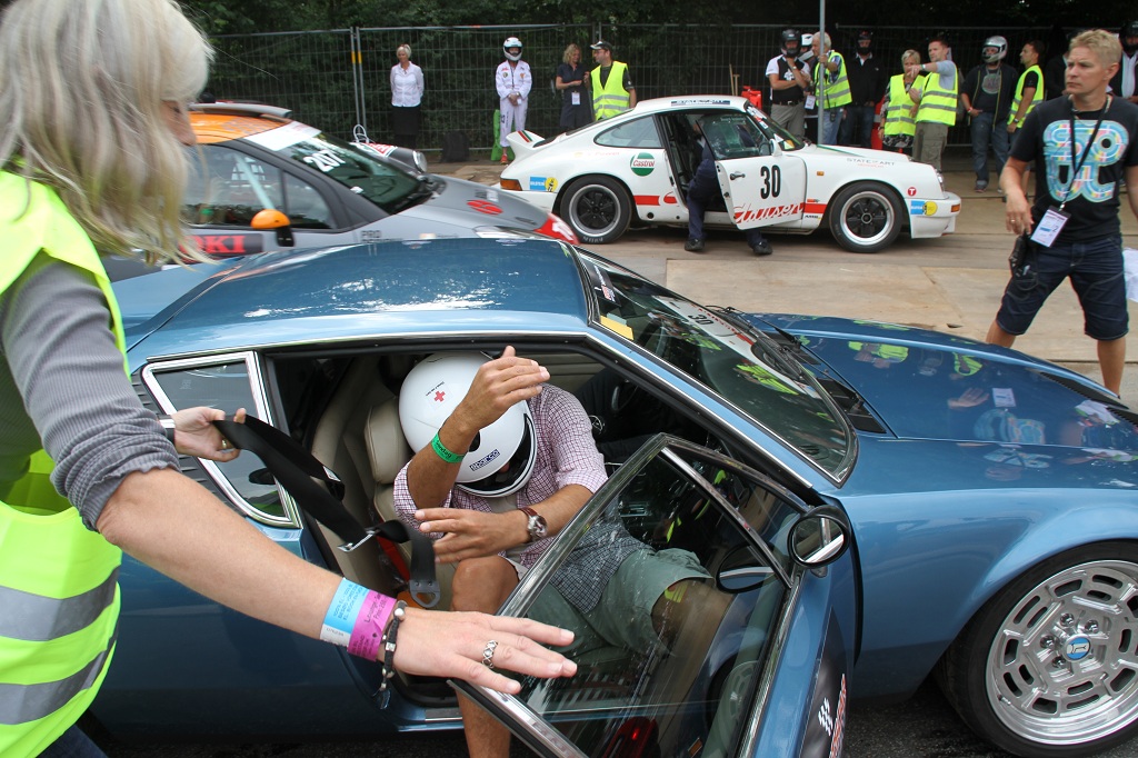 Det kræver lidt at komme ud af en lille sportsvogn.
(Foto: Motorsporten.dk)